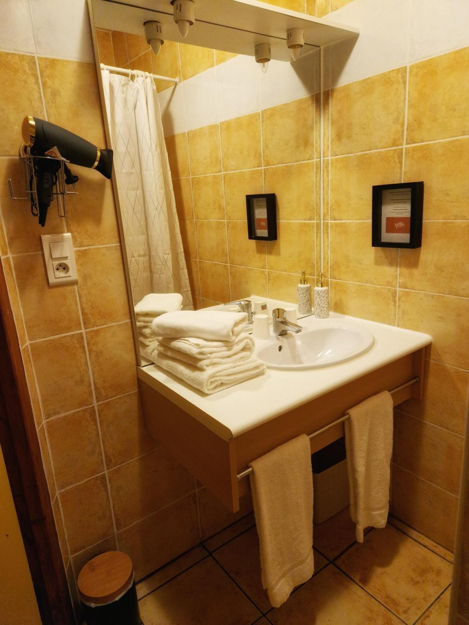 Tempo Hotel Millau Bagian luar foto